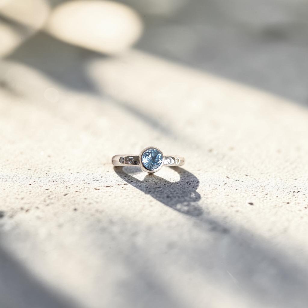 Anillo Axia Topacio celeste y Moissanitas Plata 950