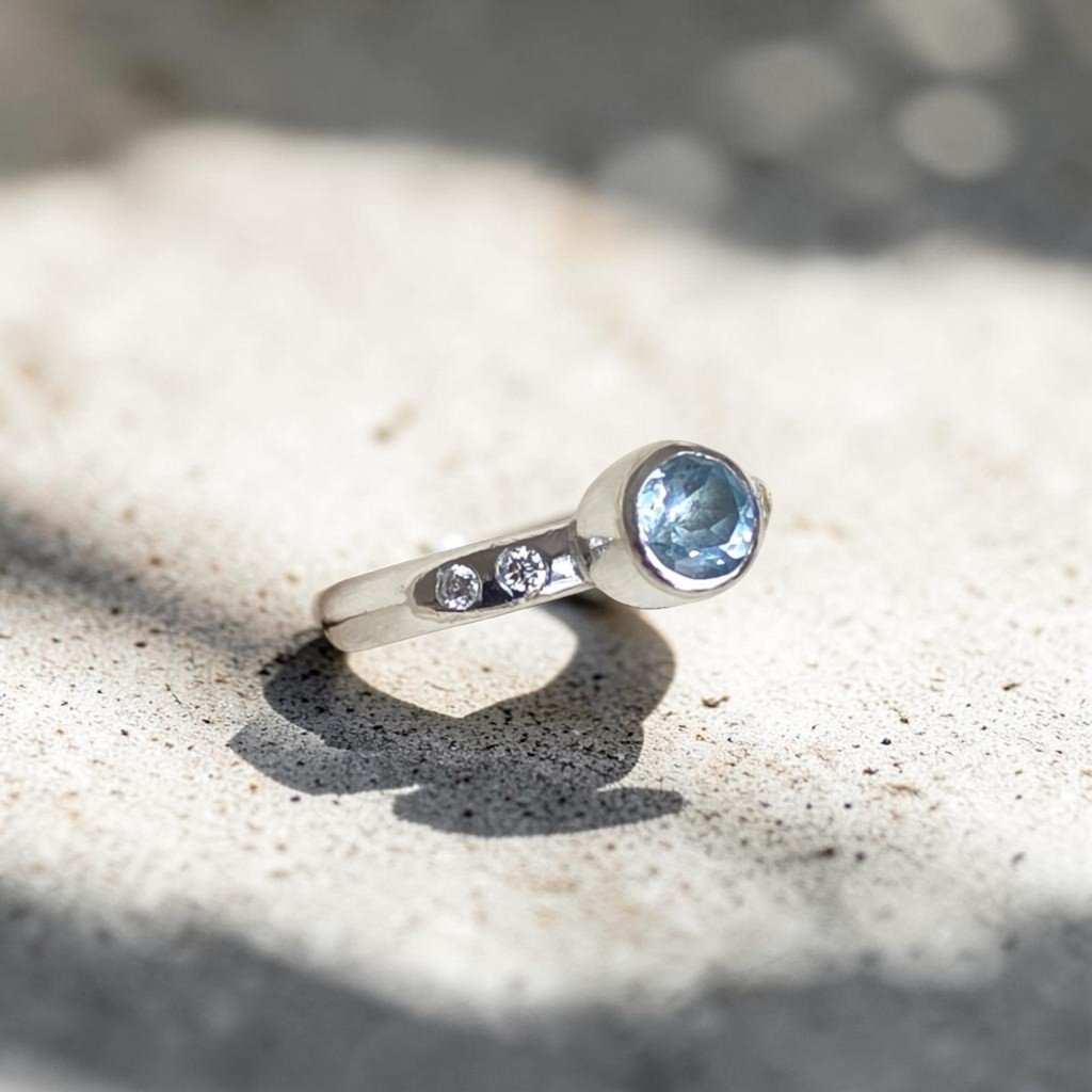 Anillo Axia Topacio celeste y Moissanitas Plata 950