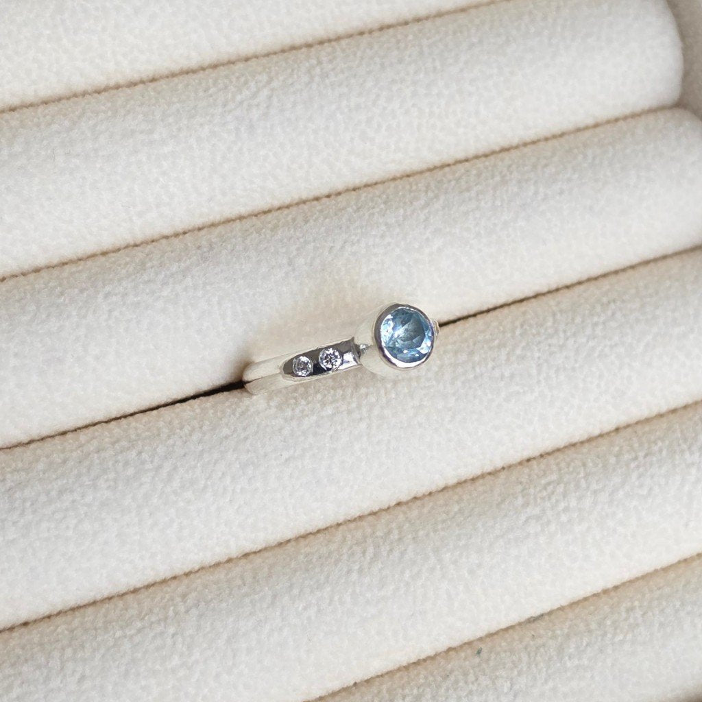 Anillo Axia Topacio celeste y Moissanitas Plata 950