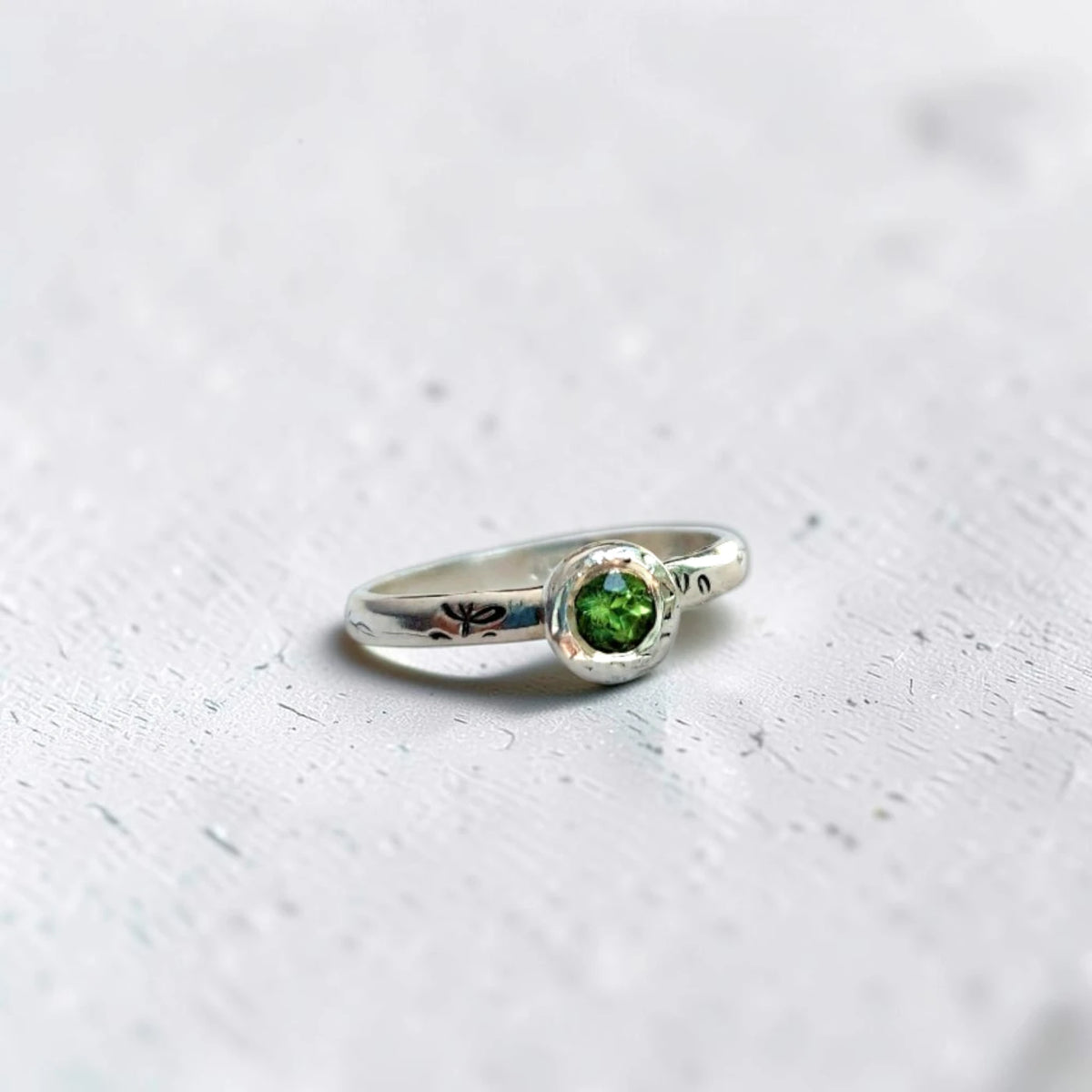 Anillo Leaf con peridoto - plata 950