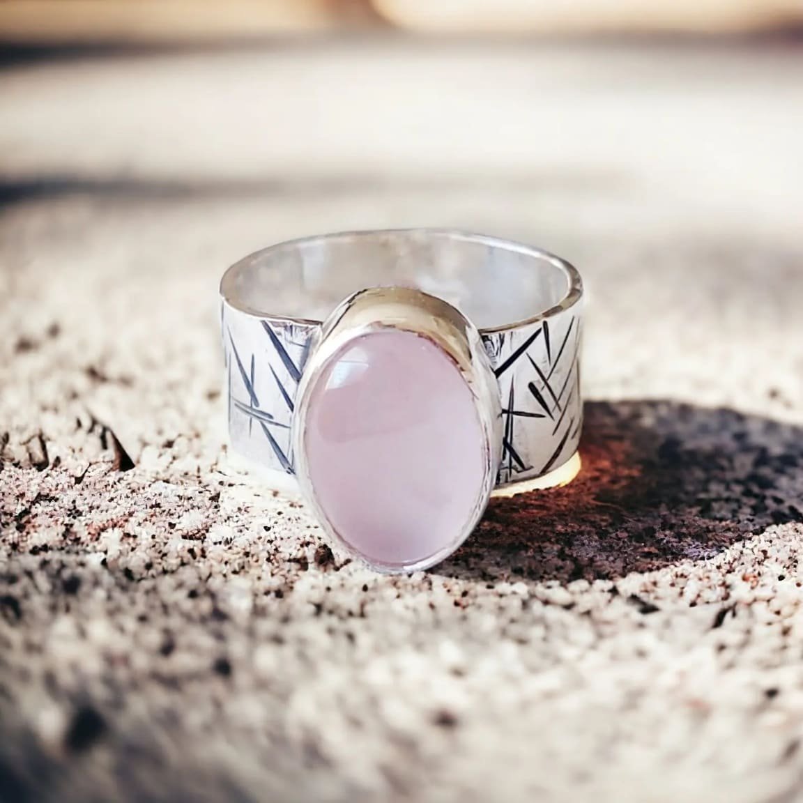 Anillo Rayas con Cuarzo Rosa