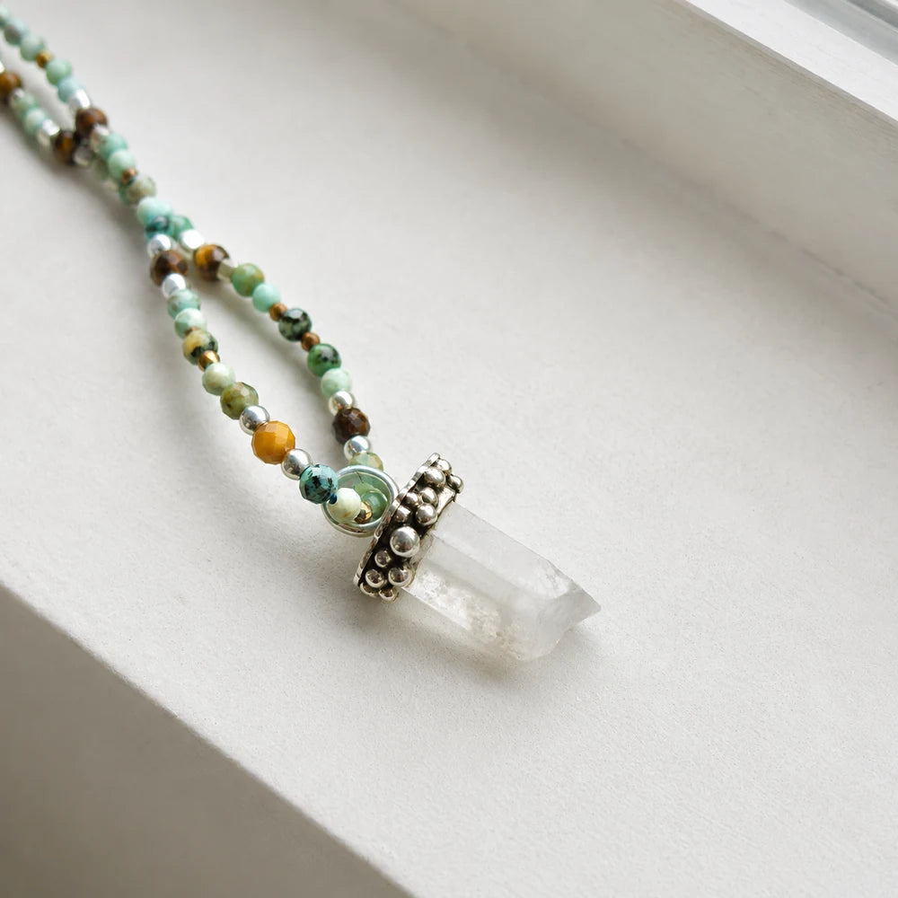 Collar de piedras naturales con cuarzo cristal