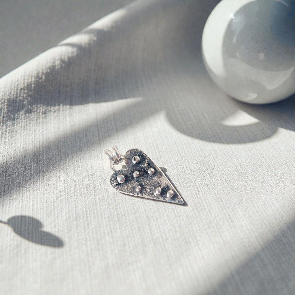 Colgante Corazón con textura y pelotas de plata