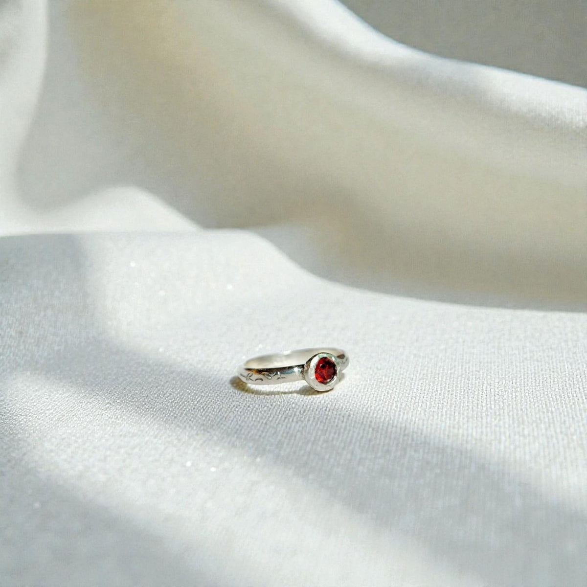 Anillo leaf con granate