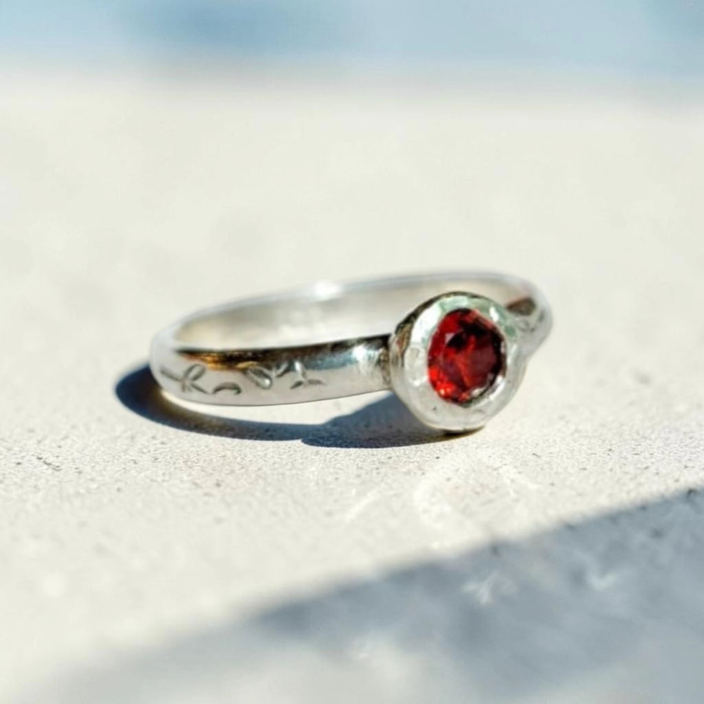 Anillo leaf con granate