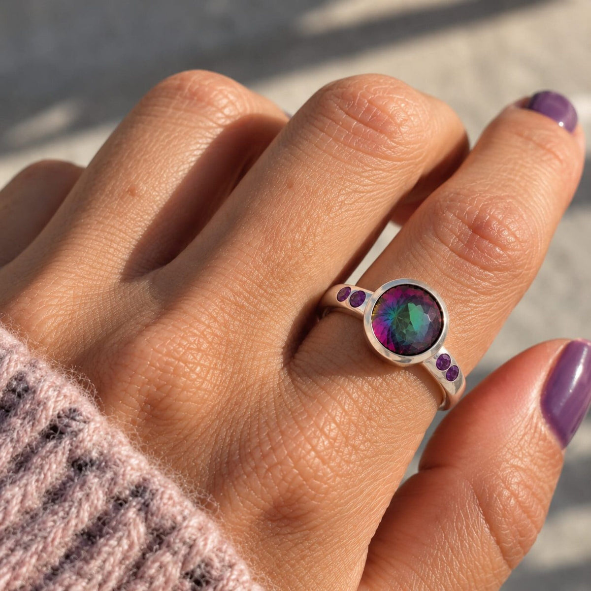 Anillo Axia Topacio Místico y Amatistas