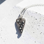 Colgante Corazón con textura y pelotas de plata