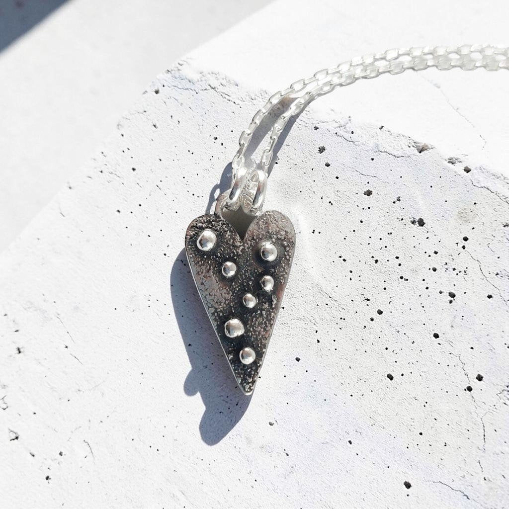 Colgante Corazón con textura y pelotas de plata