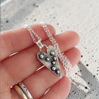 Colgante Corazón con textura y pelotas de plata