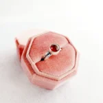 Anillo granate y plata - Imagen 2