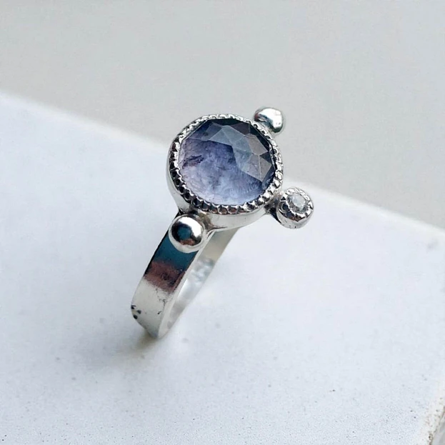 Anillo Iolita y moissanita Anillo Iolita y moissanita- plataia