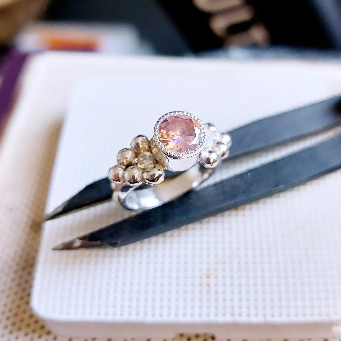 Anillo de plata 950 son piedra rosada