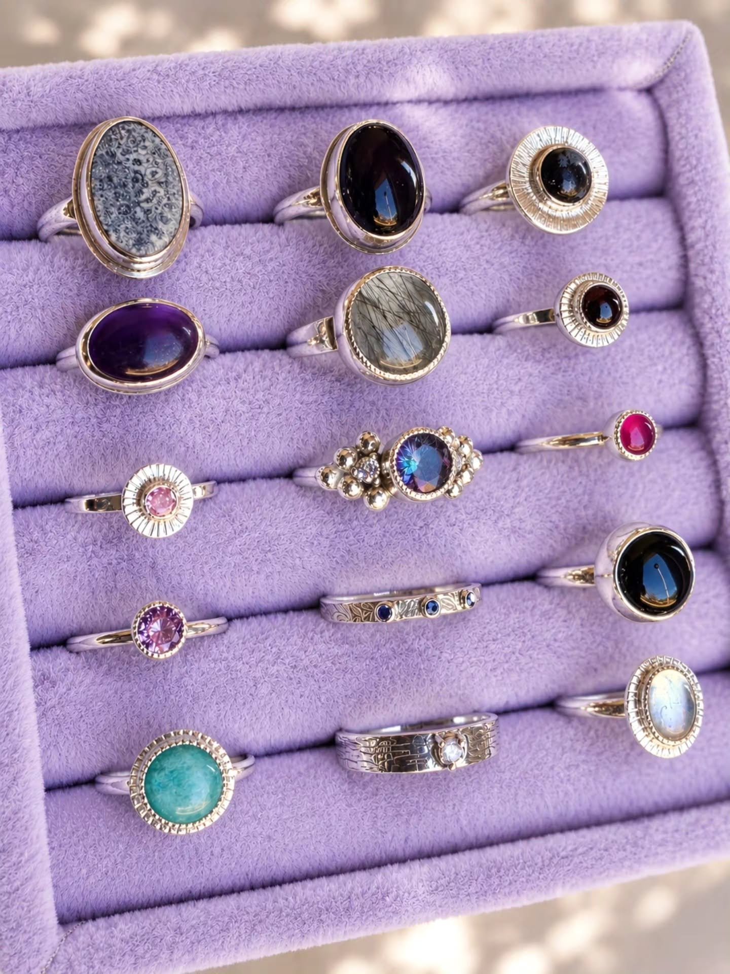 Anillos en exhibidor, de plata 950 y piedras naturales - Plataia