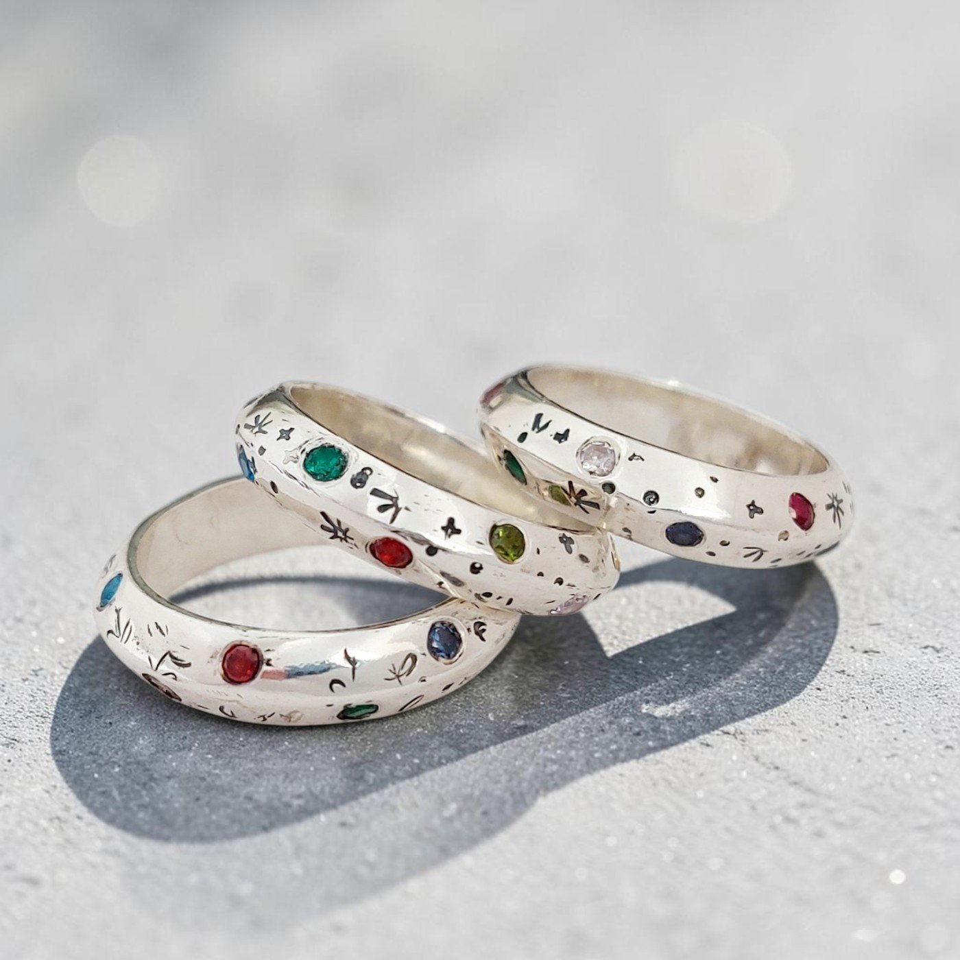 Anillos de plata con 12 piedras preciosas y destellos cincelados - hecho a mano- plataia