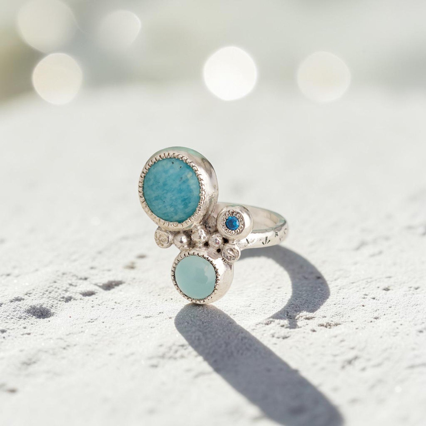 Anillo sobre superficie blanca - hecho de plata 950 y Piedras amazonita, aguamarina y topacio azul -