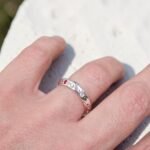 Mano luciendo un anillo Eternal de Plataia en Plata 950 con piedras naturales. Diseño de autor inspirado en los ciclos y el paso del tiempo.