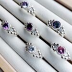 Anillo Glam de plata 950 con amatista violeta, moissanitas y esferas de plata