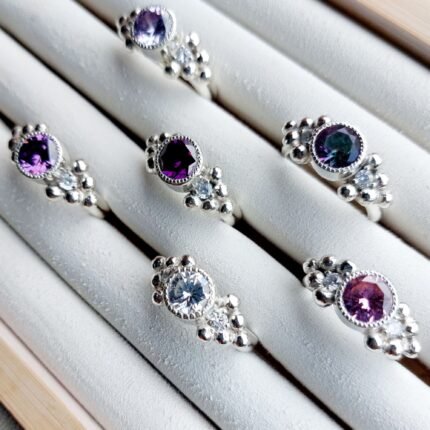 Anillo Glam de plata 950 con amatista violeta, moissanitas y esferas de plata