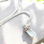 Colgante punta cuarzo cristal natural en plata 950. Piedra de claridad y energía.