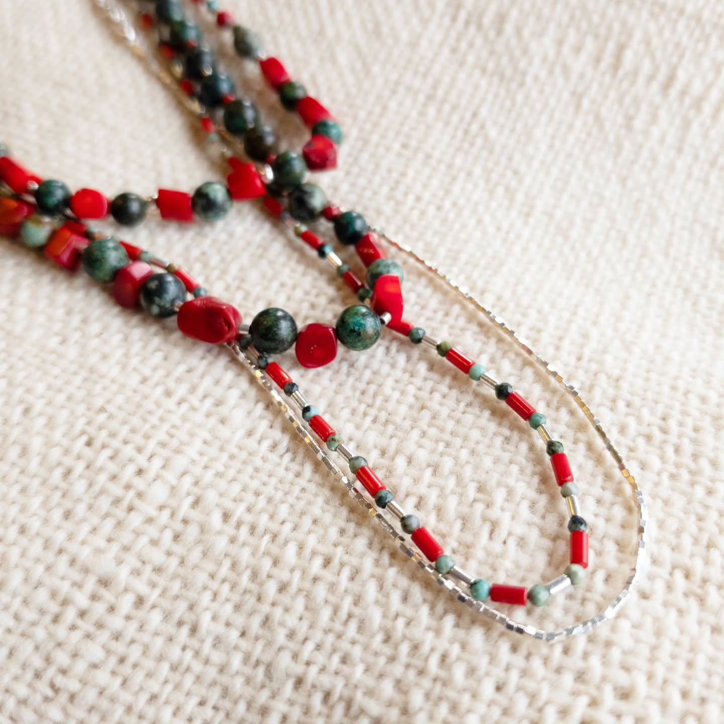 Collares con piedras naturales y plata sobre textil natural - Plataia