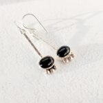 Aros largos de plata 950 con piedra ónix negro natural sin níquel.
