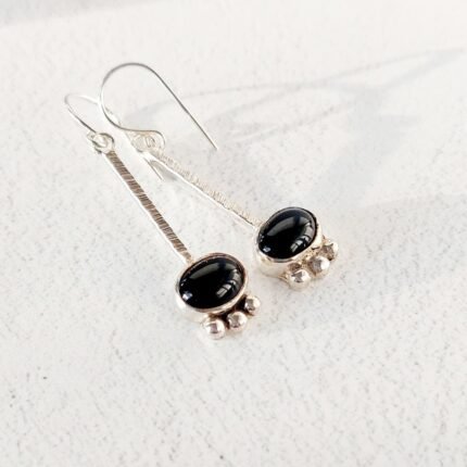 Aros largos de plata 950 con piedra ónix negro natural sin níquel.