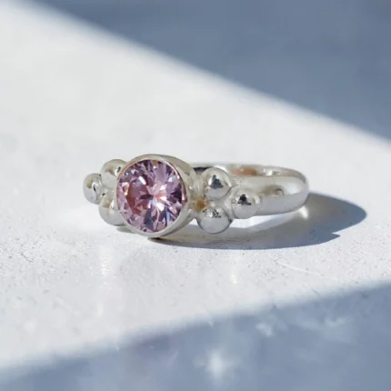 Anillo-con-cuarzo-rosado-y-bolitas-plata-950