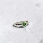 Anillo Leaf con peridoto plata 950 - con pequeñas hojitas grabadas en la argolla. Plataia
