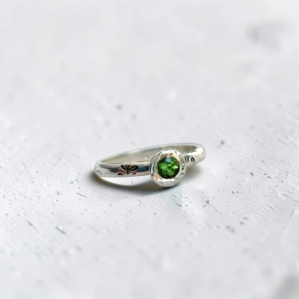Anillo Leaf con peridoto plata 950 - con pequeñas hojitas grabadas en la argolla. Plataia