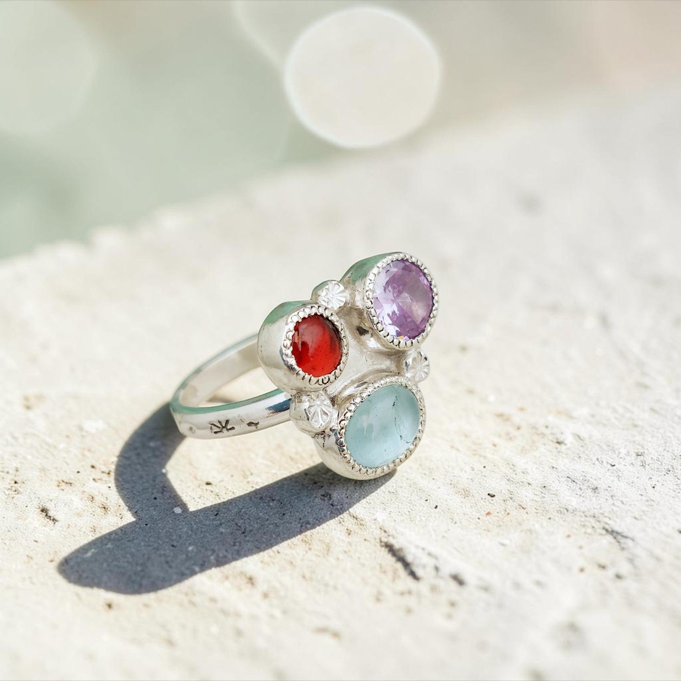 Anillo de plata 950 con piedras granate, amatista y aguamarina - Plataia