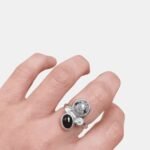 Anillo Mix en plata 950 libre de níquel con obsidiana nevada y ónix negro engastados en bisel, acompañado de una moissanita brillante y detalles grabados. Una composición contemporánea de contrastes suaves y oscuros
