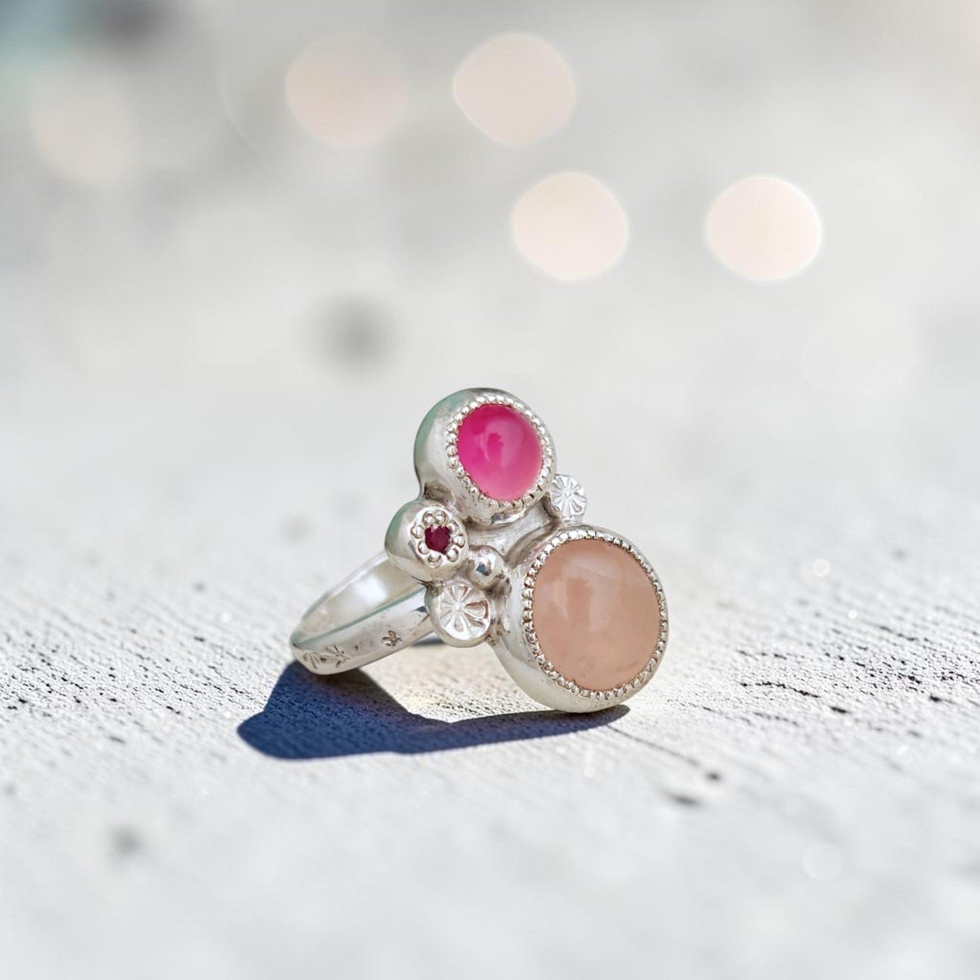 Anillo de plata con tres piedras naturales color rosadas