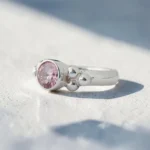 Anillo-con-cuarzo-rosado-y-bolitas-plata-950