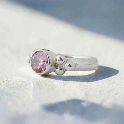 Anillo-con-cuarzo-rosado-y-bolitas-plata-950