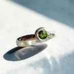 Anillo de plata 950 con piedra de peridoto
