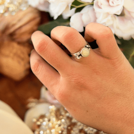 anillo de plata con ópalo y bolitas de plata. argolla con diseño floral