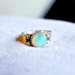 anillo de plata con ópalo y bolitas de plata. argolla con diseño floral