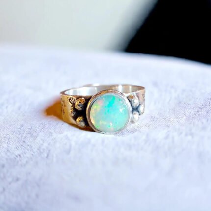 anillo de plata con ópalo y bolitas de plata. argolla con diseño floral