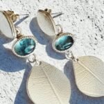 Aros de plata 950 con textura de hoja natural y turmalina azul