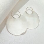 Aros grandes de plata 950 libre de níquel con forma orgánica y acabado mate satinado.