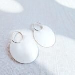 Aros grandes de plata 950 libre de níquel con forma orgánica y acabado mate satinado.