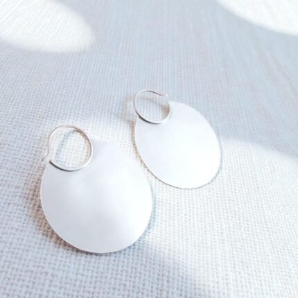 Aros grandes de plata 950 libre de níquel con forma orgánica y acabado mate satinado.