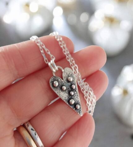 Colgante de corazón en plata 950 con textura y bolitas