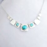 Collar de placas con turquesas sobre fondo blanco - plata 950-
