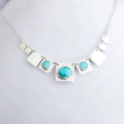 Collar de placas con turquesas sobre fondo blanco - plata 950-