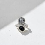 Anillo Mix en plata 950 libre de níquel con obsidiana nevada y ónix negro engastados en bisel, acompañado de una moissanita brillante y detalles grabados. Una composición contemporánea de contrastes suaves y oscuros