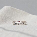 Anillo Eternal Leaf de plata 950 con 12 piedras naturales engastadas alrededor de la argolla y grabado de hojas