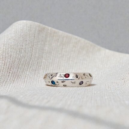 Anillo Eternal Leaf de plata 950 con 12 piedras naturales engastadas alrededor de la argolla y grabado de hojas