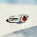 Anillo leaf con granate - Imagen 2