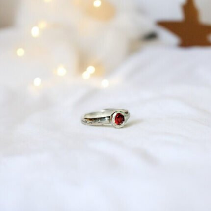 Anillo Leaf con granate de Plata 950
